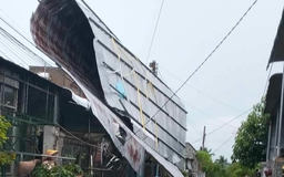 Đồng Nai: Giông lốc cuốn bay mái tôn hàng chục căn nhà, hơn 1.000 hộ mất điện