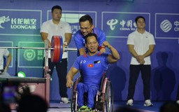 Lực sĩ Lê Văn Công nén đau, kiên cường thi đấu đoạt huy chương Asian Para Games 2023