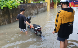 Đường phố Đồng Hới mênh mông nước sau trận mưa kéo dài