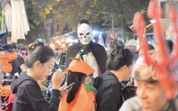 Hàng nghìn người đổ ra đường, phố Hàng Mã ùn tắc trong đêm Halloween