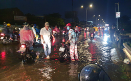 Nhiều người bị té và tông xe liên hoàn vì cơn mưa lớn, đường trơn trượt