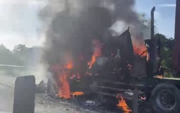 Cháy rụi xe đầu kéo container trên cao tốc TP.HCM - Long Thành - Dầu Giây
