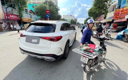 Xe Mercedes tự phanh 'cứng' giữa đường tại Việt Nam, gây tai nạn
