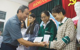 Đà Nẵng: Học sinh nghèo xúc động nhận học bổng, hứa sẽ học thật tốt