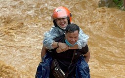 Thầy cô vượt 'dòng nước dữ' mang chữ đến học trò: Chưa bao giờ nghĩ chuyện từ bỏ