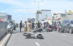 TP.HCM: 3 người gặp nạn vì xe máy bể bánh trên cầu