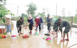 20.11 ở vùng lũ: Không hoa và quà, thầy cô tất bật dọn lũ