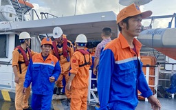 39 ngư dân Quảng Ngãi gặp nạn trên biển đã về đất liền an toàn