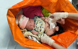 TP.HCM: Tìm người thân bé sơ sinh bị bỏ rơi trong hẻm