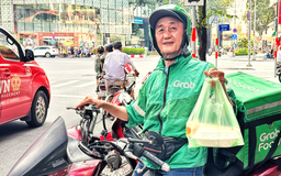 Cùng vợ mở quán bún vỉa hè 'mắc nhất Sài Gòn' khách đông nườm nượp, ông chủ vẫn mê… chạy Grab