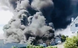 Bình Dương: Cháy lớn tại nhà xưởng công ty sản xuất mút xốp