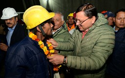 Nỗ lực đào thủ công giúp giải cứu công nhân Ấn Độ sau 17 ngày sập hầm