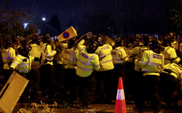 Nhiều cảnh sát bị thương sau vụ làm loạn trước trận đấu Europa Conference League tại Anh