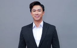 Hồ Việt Trung: Từng ngồi xe đò đi diễn, phải 'đút lót' mới được lên sân khấu