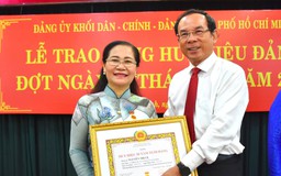 Chủ tịch HĐND TP.HCM Nguyễn Thị Lệ nhận huy hiệu 30 năm tuổi Đảng
