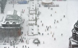 Bão tuyết bất thường ở Trung Quốc gây hoãn nhiều chuyến bay, trường học đóng cửa