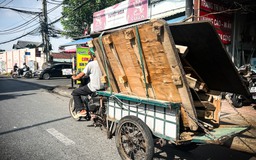 Bất an với hình ảnh xe thô sơ chở hàng cồng kềnh trên đường phố TP.HCM