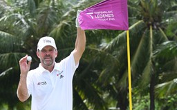 Golfer huyền thoại người Anh thực hiện cú đánh 'độc nhất' ở Nha Trang 