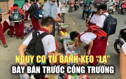 Nguy cơ từ bánh kẹo 'lạ' bày bán tràn lan trước cổng trường