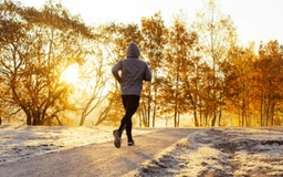 Ngày mới với tin tức sức khỏe: Đi bộ thể dục mùa lạnh cần chú ý gì?
