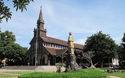 Tới Kon Tum thăm nhà rông Kon Klor, nhà thờ gỗ hơn 100 tuổi