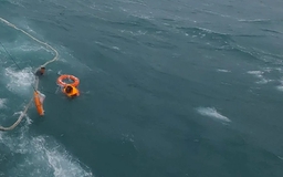 Tàu cá Quảng Nam kịp thời ứng cứu 2 thuyền viên gặp nạn trên biển Thừa Thiên-Huế