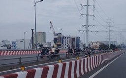 CSGT TP.HCM xử phạt đoàn mô tô chạy trong làn ô tô trên cầu Bình Lợi