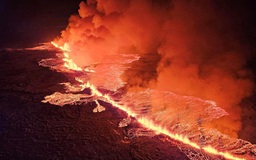 Núi lửa phun trào dữ dội tại Iceland, dòng dung nham hướng về một thị trấn