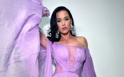 Ngôi sao Katy Perry diện 2 bộ trang phục Công Trí trong lần đầu diễn tại Việt Nam