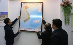 Đồng bào Cơ Tu hồ hởi đón nhận bản đồ Việt Nam