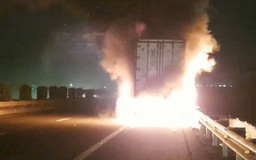 Kẹt xe nặng nề vì xe container bốc cháy trên cao tốc TP.HCM - Trung Lương