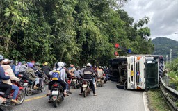 Xe chở rác lật chắn ngang đèo Bảo Lộc sau va chạm xe khách