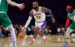 LeBron James trở lại với vị trí sở trường giúp Los Angeles Lakers thành công