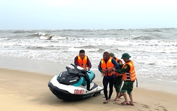 Quảng Bình: Cứu 4 ngư dân gặp nạn