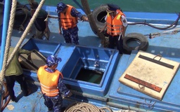 Tuần tra đêm, cảnh sát biển phát hiện tàu cá chở dầu DO không rõ nguồn gốc