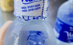 Bình Dương: 'Hết hồn' với chai nước suối gắn nhãn sản xuất năm 2024