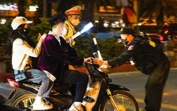 Hà Nội: Nam thanh niên đi xem countdown không mũ bảo hiểm, bỏ chạy khi gặp 141