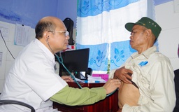 Bác sĩ Bệnh viện Quân y 268 khám, phát thuốc miễn phí cho người dân biên giới