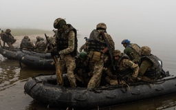Chiến đấu sông nước, lại có lính thủy đánh bộ Ukraine không biết bơi?