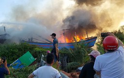 Cháy lớn ở Phan Thiết, 11 tàu cá bị thiêu rụi