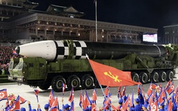 Duyệt binh Triều Tiên có số tên lửa ICBM nhiều kỷ lục, khoe tên lửa nhiên liệu rắn mới