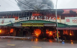 Hải Phòng: Đang cháy lớn ở chợ Tam Bạc