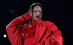 Rihanna xác nhận mang thai sau màn trình diễn gây sốt tại Super Bowl