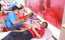 Nhiều cặp đôi cùng nhau hiến máu trong ngày Valentine