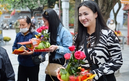 Cô gái di chuyển hơn 100 km đến chùa Hà cầu duyên ngày Valentine