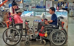 Tình đẹp của cặp đôi chồng ngồi xe lăn vào siêu thị mua bông tai tặng vợ Valentine