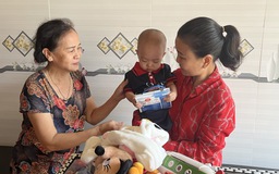 Một Việt kiều Anh ký kết bảo trợ trẻ mồ côi do Covid-19