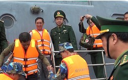 Nam Định: Cứu nạn thành công hai thuyền viên bị chìm tàu, trôi dạt trên biển