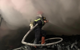 Quảng Ngãi: Xuyên đêm chữa cháy kho chứa than