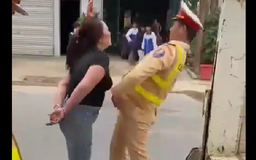 Người phụ nữ bị còng tay vẫn chửi rủa CSGT: Khởi tố vụ án chống người thi hành công vụ